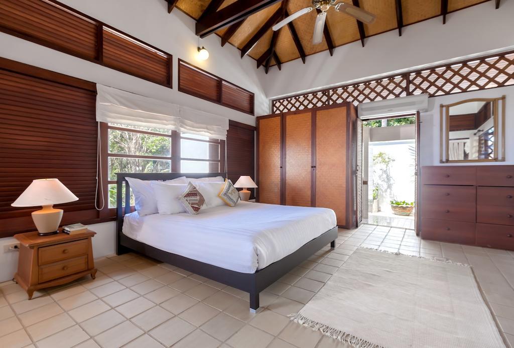 Baan Khunying - Secluded Phuket Beachfront Villa Rawai Quarto foto